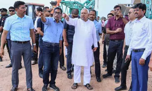பீகாரில் வீடுகளுக்கு மாதம் 125 யூனிட் மின்சாரம் இலவசம் - நிதிஷ் குமார் அறிவிப்பு பீகாரில் வீடுகளுக்கு மாதம் 125 யூனிட் மின்சாரம் இலவசம் - நிதிஷ் குமார் அறிவிப்பு