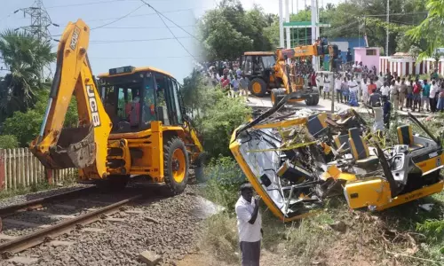 கடலூர் பள்ளி வேன் விபத்து - தமிழக அரசு, ரெயில்வே துறைக்கு மனித உரிமைகள் ஆணையம் நோட்டீஸ்