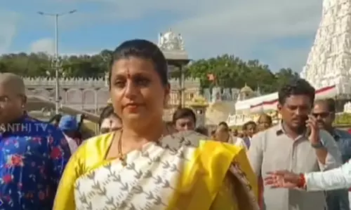 திருப்பதி ஏழுமலையான் கோவிலில் முன்னாள் மந்திரி ரோஜா சாமி தரிசனம் திருப்பதி ஏழுமலையான் கோவிலில் முன்னாள் மந்திரி ரோஜா சாமி தரிசனம்