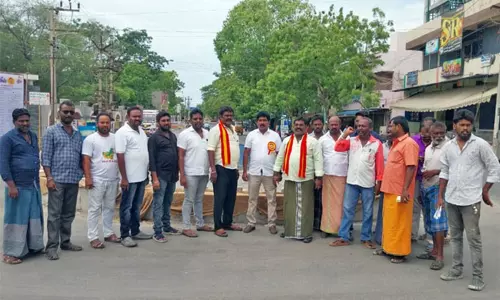 தூத்துக்குடி மாநகராட்சியை கண்டித்து தவெக ஆர்ப்பாட்டம் தூத்துக்குடி மாநகராட்சியை கண்டித்து தவெக ஆர்ப்பாட்டம்