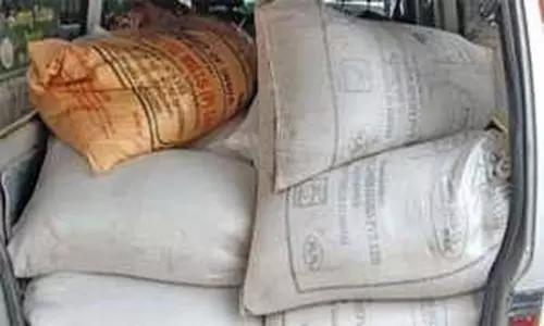 வீட்டில் பதுக்கி இருந்த 1,100 கிலோ ரேஷன் அரிசி பறிமுதல்: பெண்ணுக்கு போலீஸ் வலைவீச்சு