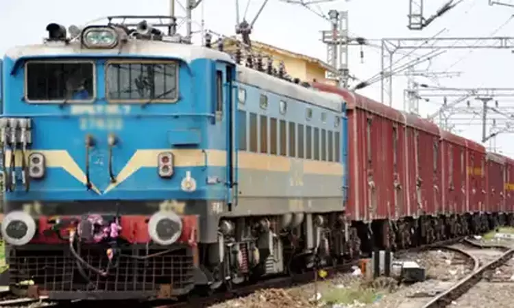 16 ஆண்டுகளுக்கு பிறகு.. சரக்கு ரெயிலுக்கான சேவை கட்டணம் உயருகிறது 16 ஆண்டுகளுக்கு பிறகு.. சரக்கு ரெயிலுக்கான சேவை கட்டணம் உயருகிறது