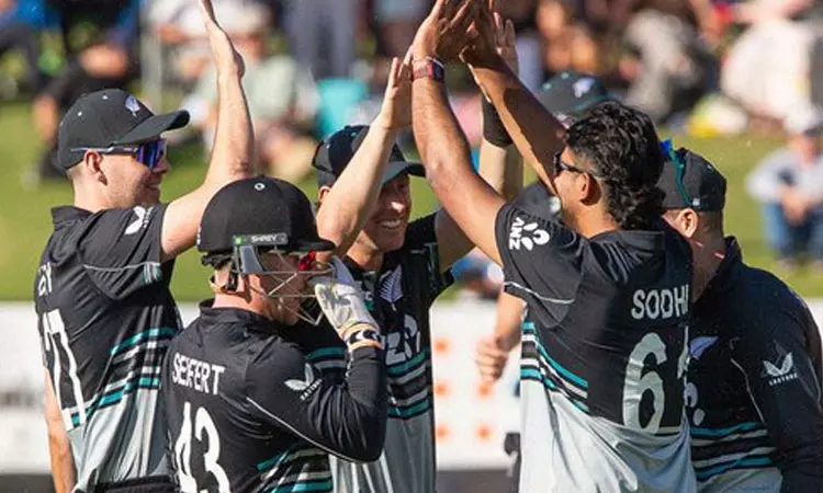 முத்தரப்பு டி20 தொடர்: டாஸ் வென்ற நியூசிலாந்து பந்துவீச்சு தேர்வு