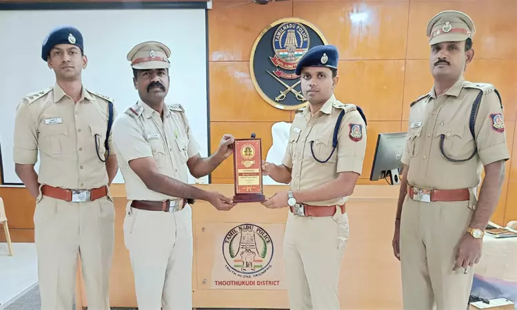 தூத்துக்குடி: சிறப்பாக பணியாற்றிய 7 இன்ஸ்பெக்டர்களுக்கு நினைவுப்பரிசு- எஸ்.பி. ஆல்பர்ட்ஜான் வழங்கினார்
