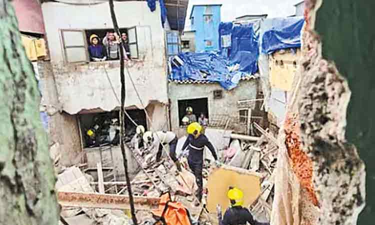 மும்பையில் மாடி வீடு இடிந்து விபத்து - 15 பேர் காயம்