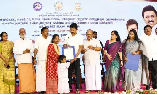 159 குடும்பங்களுக்கு வீடு ஒதுக்கீடு ஆணை- உதயநிதி ஸ்டாலின் வழங்கினார் 159 குடும்பங்களுக்கு வீடு ஒதுக்கீடு ஆணை- உதயநிதி ஸ்டாலின் வழங்கினார்