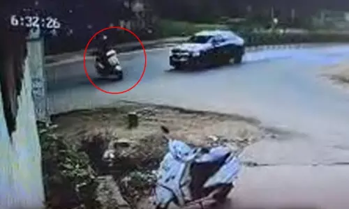 மதுபோதையில் சொகுசு காரை ஓட்டிய நபர்; ஸ்கூட்டர் மீது மோதியதில் ஒருவர் பலி மதுபோதையில் சொகுசு காரை ஓட்டிய நபர்; ஸ்கூட்டர் மீது மோதியதில் ஒருவர் பலி