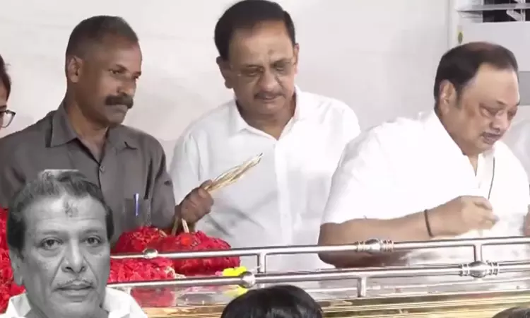 மு.க.முத்து உடலுக்கு கண்ணீர் மல்க அஞ்சலி செலுத்திய மு.க.அழகிரி