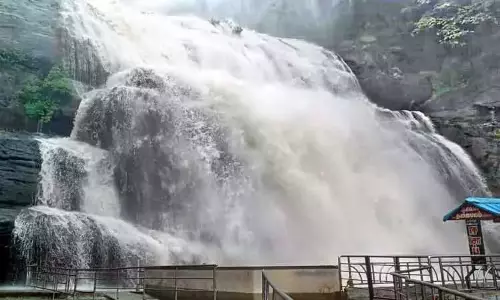 குற்றால அருவிகளில் வெள்ளப்பெருக்கு.. சுற்றுலா பயணிகள் குளிக்க தடை குற்றால அருவிகளில் வெள்ளப்பெருக்கு.. சுற்றுலா பயணிகள் குளிக்க தடை