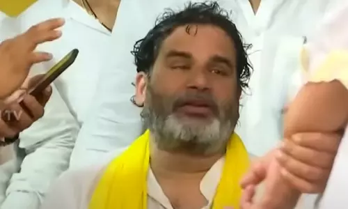 பீகாரில் ரோடு ஷோவின் போது பிரசாந்த் கிஷோருக்கு  காயம்