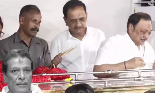 மு.க.முத்து உடலுக்கு கண்ணீர் மல்க அஞ்சலி செலுத்திய மு.க.அழகிரி மு.க.முத்து உடலுக்கு கண்ணீர் மல்க அஞ்சலி செலுத்திய மு.க.அழகிரி