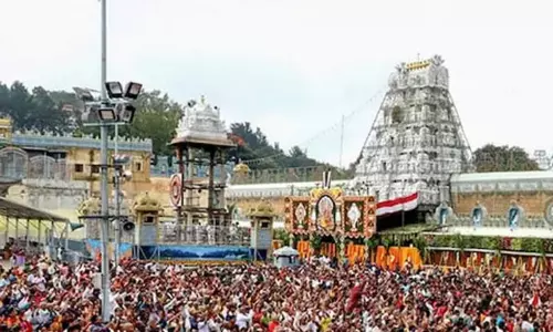 திருப்பதி கோவிலில் அலைமோதிய கூட்டம்: 24 மணிநேரத்துக்கு மேல் காத்திருந்து பக்தர்கள் சாமி தரிசனம் திருப்பதி கோவிலில் அலைமோதிய கூட்டம்: 24 மணிநேரத்துக்கு மேல் காத்திருந்து பக்தர்கள் சாமி தரிசனம்