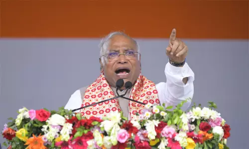 அரசியலமைப்பு சாசனத்தை பிரதமர் மோடி கொலை செய்கிறார் - மல்லிகார்ஜுன கார்கே தாக்கு அரசியலமைப்பு சாசனத்தை பிரதமர் மோடி கொலை செய்கிறார் - மல்லிகார்ஜுன கார்கே தாக்கு