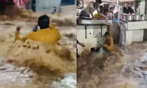 மழை வெள்ளத்தில் அடித்து செல்லப்பட்ட நபரை காப்பாற்றிய டீக்கடைக்காரர் மழை வெள்ளத்தில் அடித்து செல்லப்பட்ட நபரை காப்பாற்றிய டீக்கடைக்காரர்