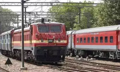 மதுரை: ரெயிலில் ஜன்னல் ஓரம் பயணித்த பெண்ணிடம் 6 பவுன் சங்கிலி பறிப்பு மதுரை: ரெயிலில் ஜன்னல் ஓரம் பயணித்த பெண்ணிடம் 6 பவுன் சங்கிலி பறிப்பு