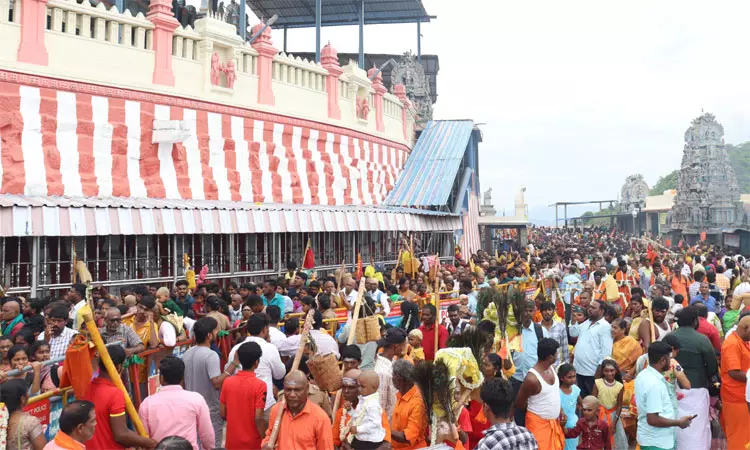 திருத்தணியில் 6 மணி நேரம் காத்திருந்து சாமி தரிசனம் செய்த பக்தர்கள்