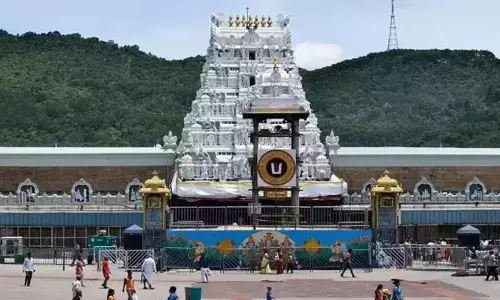 திருப்பதி தேவஸ்தானத்தில் வேற்று மதத்தைச் சேர்ந்த 4 பேர் பணியிடை நீக்கம் திருப்பதி தேவஸ்தானத்தில் வேற்று மதத்தைச் சேர்ந்த 4 பேர் பணியிடை நீக்கம்