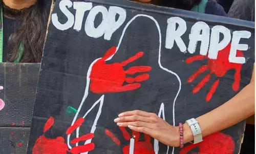விமான பணிப்பெண்ணை பாலியல் வன்கொடுமை செய்த சக ஊழியர் - அதிர்ச்சி சம்பவம் விமான பணிப்பெண்ணை பாலியல் வன்கொடுமை செய்த சக ஊழியர் - அதிர்ச்சி சம்பவம்