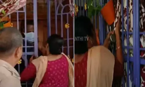 காதலியுடன் இருந்த கணவரை கையும் களவுமாக பிடித்த மனைவி; வீட்டை பூட்டி வாக்குவாதம் செய்ததால் பரபரப்பு காதலியுடன் இருந்த கணவரை கையும் களவுமாக பிடித்த மனைவி; வீட்டை பூட்டி வாக்குவாதம் செய்ததால் பரபரப்பு
