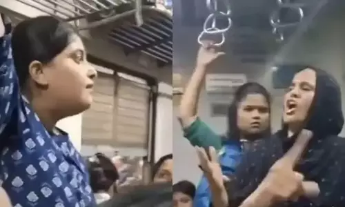 மராத்தி தெரியாவிட்டால் வெளியே போ மின்சார ரெயிலில் பெண் பயணிகளுக்கு இடையே சண்டை மராத்தி தெரியாவிட்டால் வெளியே போ மின்சார ரெயிலில் பெண் பயணிகளுக்கு இடையே சண்டை