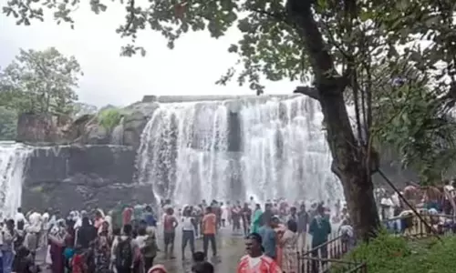 வார விடுமுறையையொட்டி திற்பரப்பு அருவியில் குவிந்த சுற்றுலா பயணிகள்