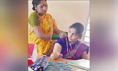 பெண் உதவியாளரை மிரட்டி மசாஜ் செய்ய வைத்த தலைமை ஆசிரியை பெண் உதவியாளரை மிரட்டி மசாஜ் செய்ய வைத்த தலைமை ஆசிரியை