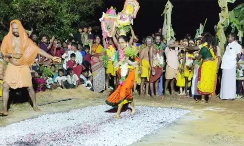 சிங்கிலிகுப்பம் புற்று நாகவல்லி அம்மன் கோவிலில் தீமிதி விழா