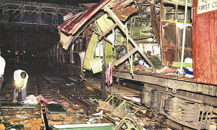 மும்பை குண்டுவெடிப்பு வழக்கு: தீர்ப்பை எதிர்த்து மேல்முறையீடு செய்ய அரசு தரப்பு முடிவு மும்பை குண்டுவெடிப்பு வழக்கு: தீர்ப்பை எதிர்த்து மேல்முறையீடு செய்ய அரசு தரப்பு முடிவு