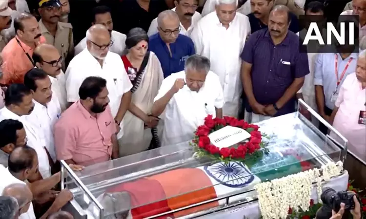 கேரள முன்னாள் முதல்-மந்திரி அச்சுதானந்தன் உடலுக்கு பினராயி விஜயன் இறுதி அஞ்சலி கேரள முன்னாள் முதல்-மந்திரி அச்சுதானந்தன் உடலுக்கு பினராயி விஜயன் இறுதி அஞ்சலி