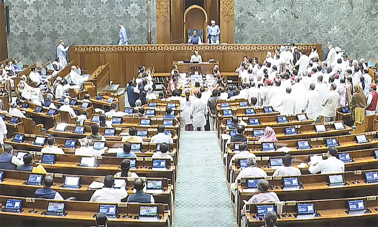 எதிர்க்கட்சியினர் கடும் அமளி.. நாடாளுமன்றம் நாள் முழுவதும் ஒத்திவைப்பு