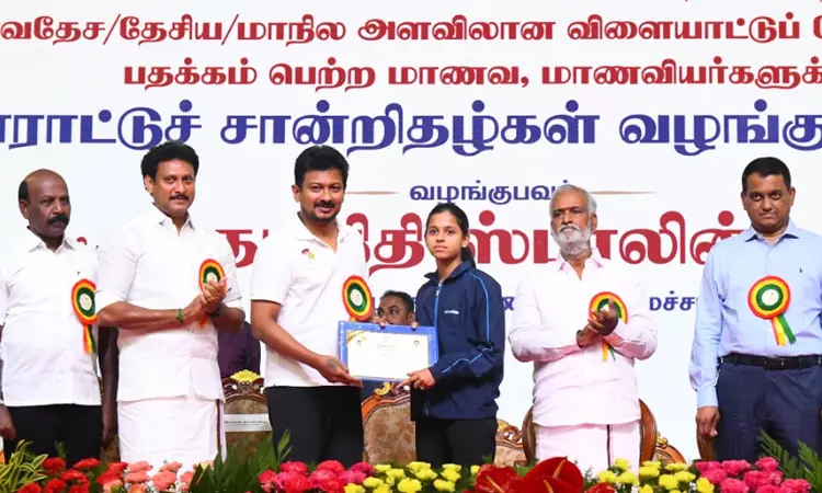 விளையாட்டுப் போட்டிகளில் பதக்கங்கள் வென்ற மாணவ, மாணவிகளுக்குப் பாராட்டுச் சான்றிதழ்கள்: உதயநிதி ஸ்டாலின்  வழங்கினார்