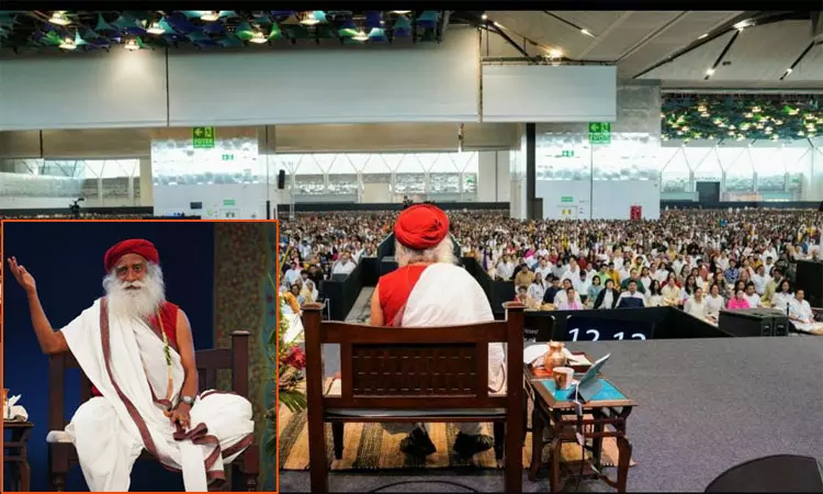 ஈஷாவில் சத்குரு வழிநடத்தும் குருவின் மடியில் தியான நிகழ்ச்சி