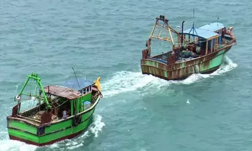 ராமேசுவரம் மீனவர்கள் 4 பேர் கைது: இலங்கை கடற்படை அட்டூழியம் ராமேசுவரம் மீனவர்கள் 4 பேர் கைது: இலங்கை கடற்படை அட்டூழியம்