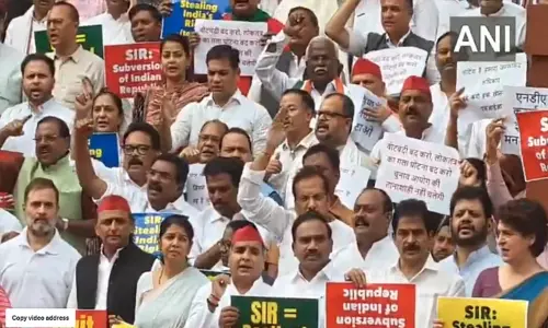 நாடாளுமன்ற மழைக்கால கூட்டத்தொடர்; எதிர்க்கட்சி எம்.பி.க்கள் ஆர்ப்பாட்டம் நாடாளுமன்ற மழைக்கால கூட்டத்தொடர்; எதிர்க்கட்சி எம்.பி.க்கள் ஆர்ப்பாட்டம்