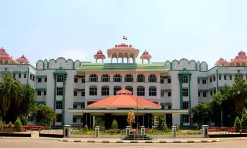 கொடிக்கம்பம் இடையூறு என்றால்..சிலை இடையூறு இல்லையா? ஐகோர்ட்டு சரமாரி கேள்வி கொடிக்கம்பம் இடையூறு என்றால்..சிலை இடையூறு இல்லையா? ஐகோர்ட்டு சரமாரி கேள்வி