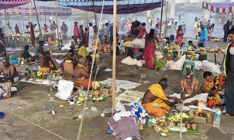 முன்னோரை போற்றும் ஆடி அமாவாசை முன்னோரை போற்றும் ஆடி அமாவாசை