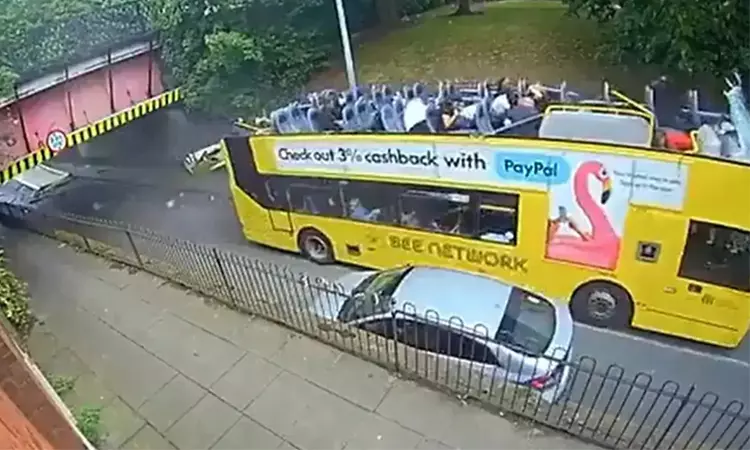 பஸ்சின் மேற்பகுதி பாலத்தில் உரசியதில் 20 பேர் படுகாயம் - வீடியோ வெளியாகி அதிர்ச்சி பஸ்சின் மேற்பகுதி பாலத்தில் உரசியதில் 20 பேர் படுகாயம் - வீடியோ வெளியாகி அதிர்ச்சி