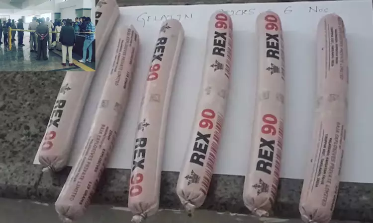 பஸ் நிலையத்தில் பதுக்கி வைக்கப்பட்டிருந்த வெடிபொருட்கள் பறிமுதல் பஸ் நிலையத்தில் பதுக்கி வைக்கப்பட்டிருந்த வெடிபொருட்கள் பறிமுதல்