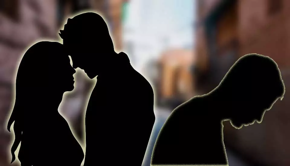 திருமணமான பெண் மீது மோகம்; பின்தொடர்ந்து தொல்லை கொடுத்த வாலிபர்... அடுத்து நடந்த விபரீதம்