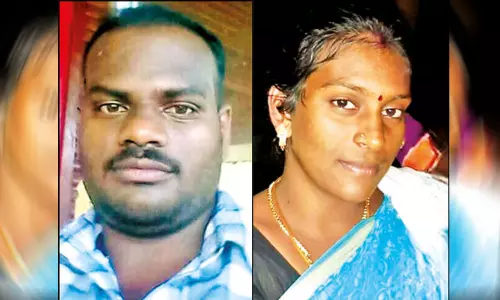 ஒரே சேலையில் தூக்குப்போட்டு கொண்ட தம்பதி.. 3 குழந்தைகள் அனாதையான சோகம் ஒரே சேலையில் தூக்குப்போட்டு கொண்ட தம்பதி.. 3 குழந்தைகள் அனாதையான சோகம்