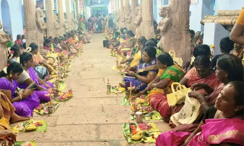குரங்கணி முத்துமாலை அம்மன் கோவிலில் 1008 விளக்கு பூஜை