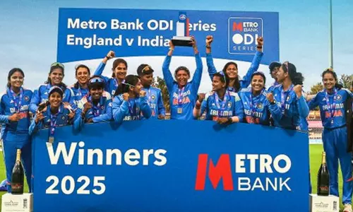 மகளிர் ஒருநாள் கிரிக்கெட்: இங்கிலாந்தை வீழ்த்தி தொடரை வென்ற இந்தியா மகளிர் ஒருநாள் கிரிக்கெட்: இங்கிலாந்தை வீழ்த்தி தொடரை வென்ற இந்தியா