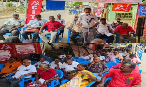 நெல்லையில் பழைய பென்ஷன் திட்டத்தை அறிவிக்க வலியுறுத்தி போக்குவரத்து தொழிலாளர்கள் தர்ணா நெல்லையில் பழைய பென்ஷன் திட்டத்தை அறிவிக்க வலியுறுத்தி போக்குவரத்து தொழிலாளர்கள் தர்ணா