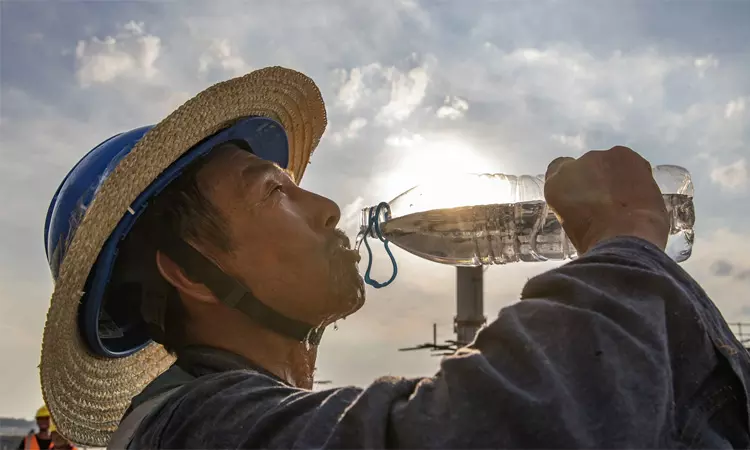 சீனாவில்   கொளுத்தும் வெயில்:  வெப்பத்தை சமாளிக்க முடியாமல் மக்கள் தவிப்பு