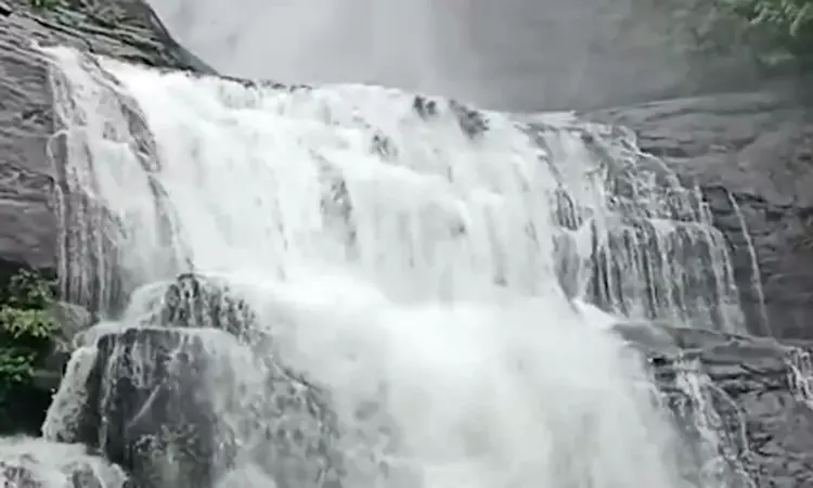 குற்றால அருவிகளில் வெள்ளப்பெருக்கு: 3-வது நாளாக சுற்றுலாப் பயணிகள் குளிக்கத் தடை