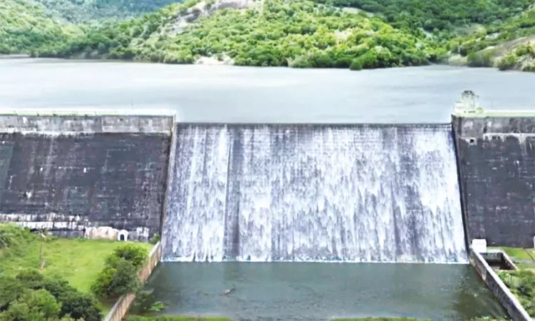 ஒரே ஆண்டில் 2-வது முறையாக நிரம்பி வழியும் அடவிநயினார் அணை