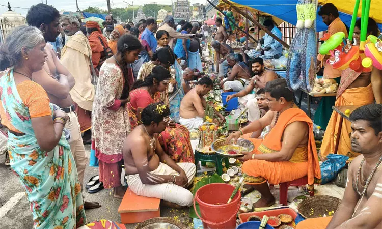 ஆடி அமாவாசை.. நீர்நிலைகளில் தர்ப்பணம் கொடுத்து முன்னோர்களை வழிபட்ட மக்கள் ஆடி அமாவாசை.. நீர்நிலைகளில் தர்ப்பணம் கொடுத்து முன்னோர்களை வழிபட்ட மக்கள்