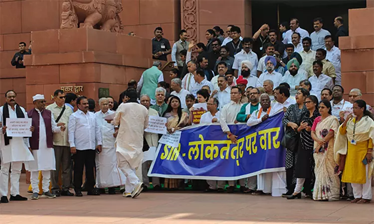 தொடர்ந்து 4-வது நாளாக நாடாளுமன்ற இரு அவைகளும் நாள் முழுவதும் ஒத்திவைப்பு