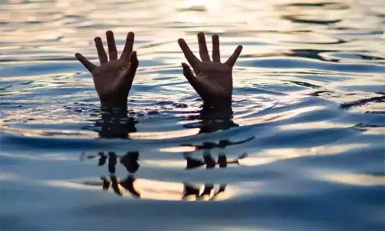 தூத்துக்குடி: நண்பர்களுடன் குளித்த வாலிபர் ஆற்றில் மூழ்கி சாவு தூத்துக்குடி: நண்பர்களுடன் குளித்த வாலிபர் ஆற்றில் மூழ்கி சாவு