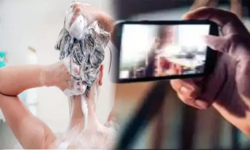 தோழிகள் குளிப்பதை செல்போனில் வீடியோ எடுத்து காதலனுக்கு அனுப்பிய மாணவி